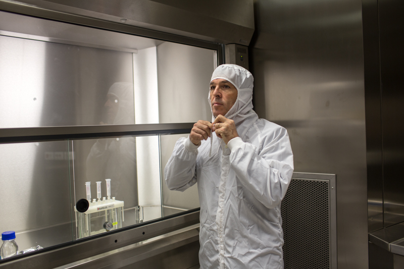 Carlo Barbante, direttore dell'Istituto per la Dinamica dei Processi Ambientali, IDPA-CNR presso uno dei laboratori di analisi a contaminazione controllata del nuovo Campus Scientifico dell’Università Ca’ Foscari di Venezia.