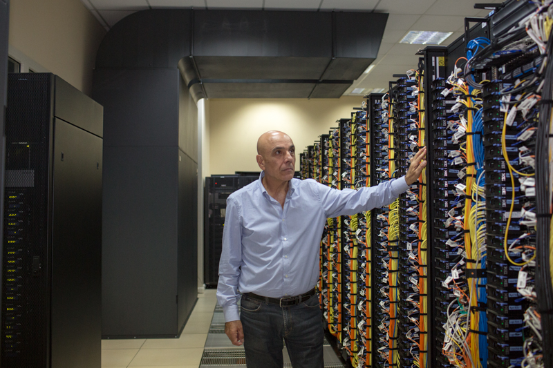 Giovanni Aloisio, direttore del  Centro di Supercalcolo del CMCC di Lecce, accanto al supercomputer Athena, il più potente d’Europa dedicato esclusivamente alla ricerca climatica.