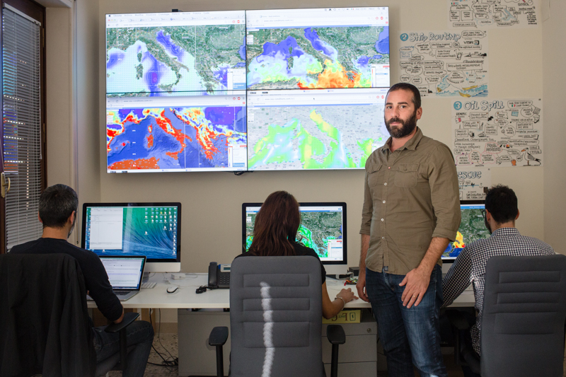 Sergio Cretì, ingegnere informatico, nella sala operativa dell’Ocean-Lab a Lecce. Si occupa dell’operatività di tutti i sistemi, come ad esempio del servizio SeaConditions, che fornisce diverse informazioni sulle condizioni del mare come temperatura, correnti, altezza e direzione delle onde, trasparenza dell’acqua.